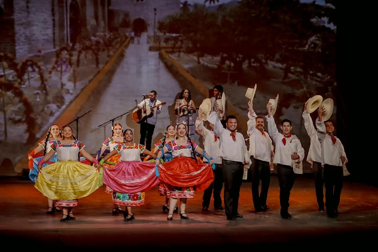 The Ángela Peralta Theater experienced a colorful night with the presentation of “Ruta del Son”